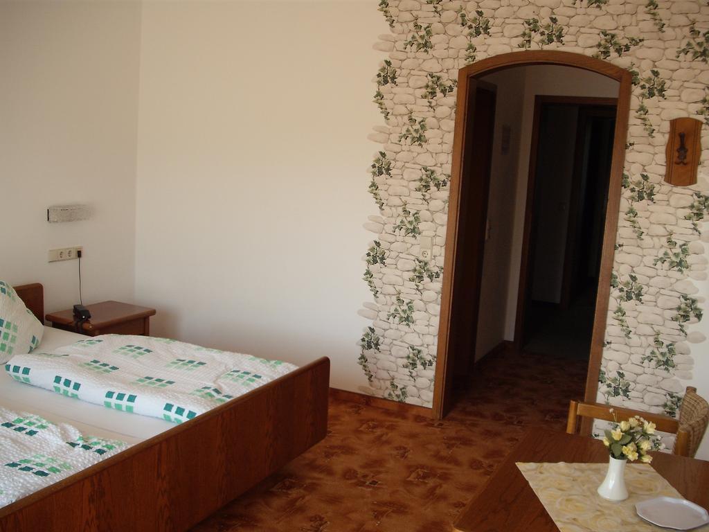 Hotel Weinhaus Liesertal Maring-Noviand Room photo